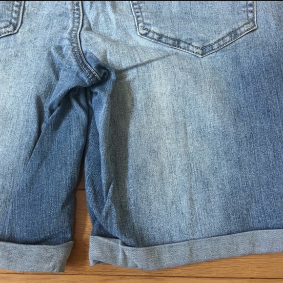So Juniors Lowrise Bermuda Lightwash Jean Shorts Size 11 - Picture 9 of 10
